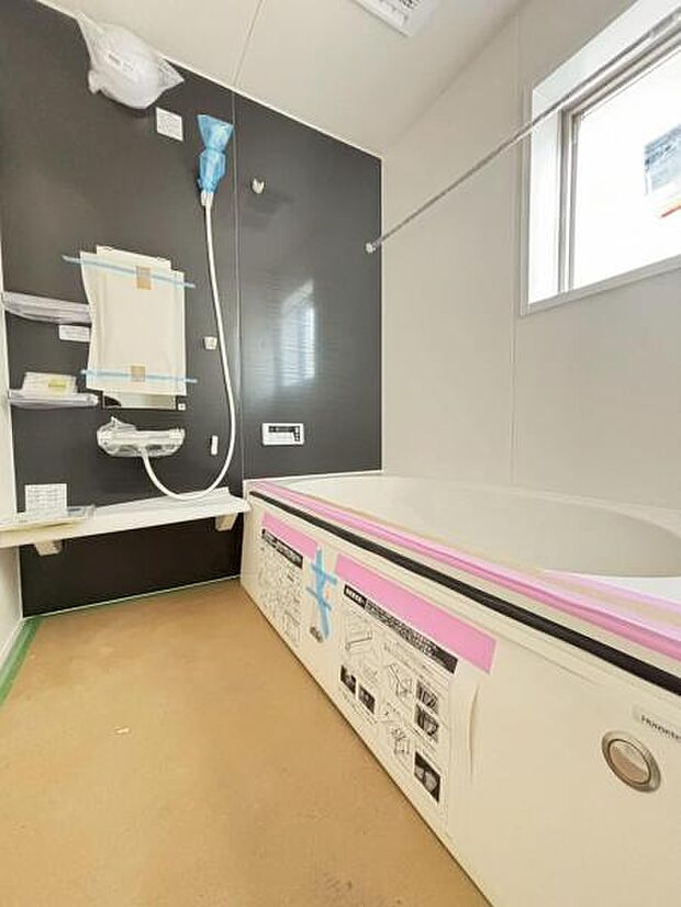 1坪タイプのゆったりとした浴室で寛ぎのお風呂時間を。雨のお洗濯に威力を発揮する「浴室換気乾燥機」完備。(2025.12.18撮影)