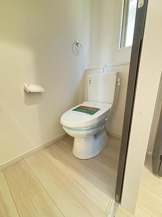 清潔感溢れるトイレ。落ち着いた空間で安らぎのひとときをお過ごしいただけます。