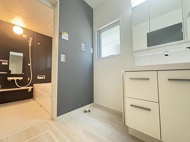 清潔感と機能性を備え、一日の始まりと終わりを心地よく演出してくれるパウダールームです。