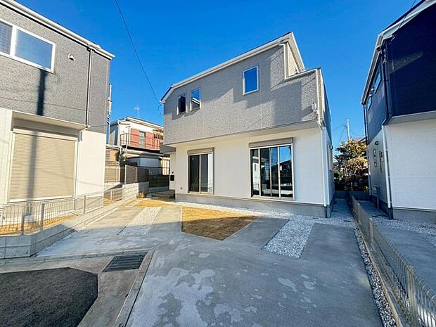 街に溶けこみ美しい景観を生み出すこの邸宅は、採光や風通しまで考え抜いて造りあげました。