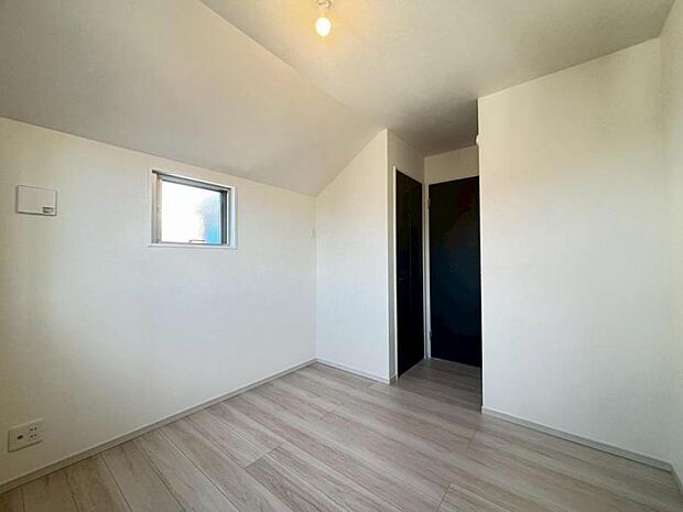 家族個々の安らぎの空間。誰もが好みで飾れるシンプルな室内に仕上げてあります。