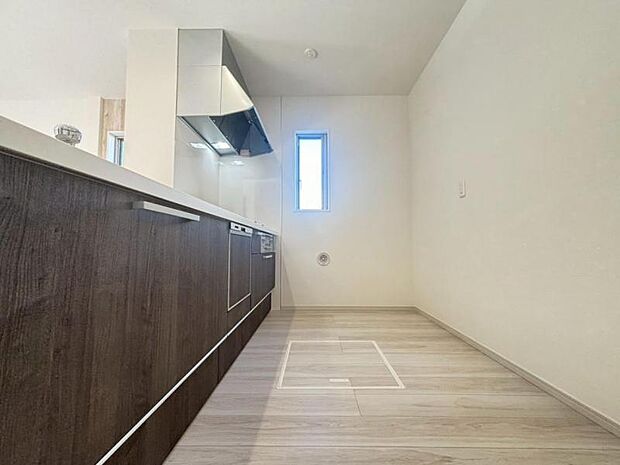 広々としたキッチンスペース。収納力のあるキッチンは料理が捗ります。カップボートや冷蔵庫を置いても十分なスペースができます。