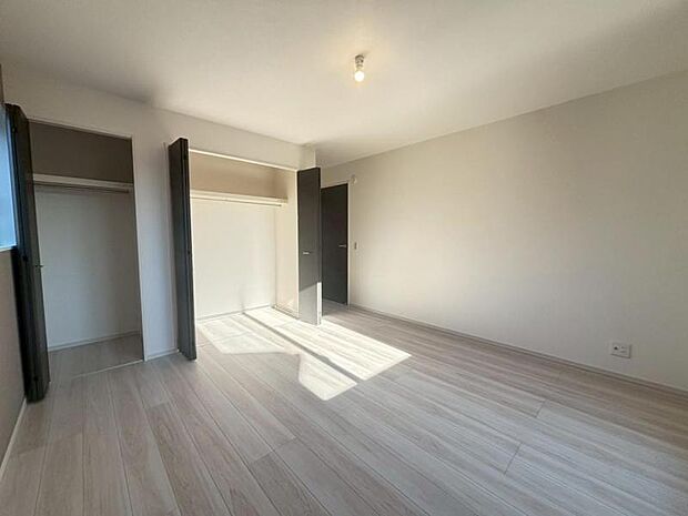 日々の疲れを癒してくれる主寝室。自由度が高いので家具のレイアウトでお好みの空間を創りだせます。