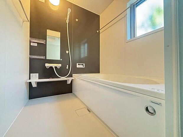 1坪タイプのゆったりとした浴室で寛ぎのお風呂時間を。雨のお洗濯に威力を発揮する「浴室換気乾燥機」完備。