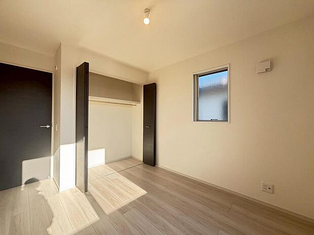 充分な収納スペースを確保。居室内に余計な家具を置く必要がないので、シンプルですっきりとした暮らしが実現しています。