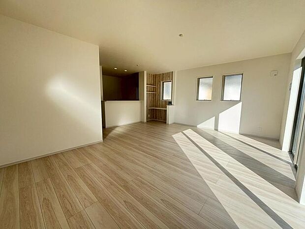 ゆったり20帖の広々リビング。明るさと風が入る窓配置が安らげる空間を演出します。