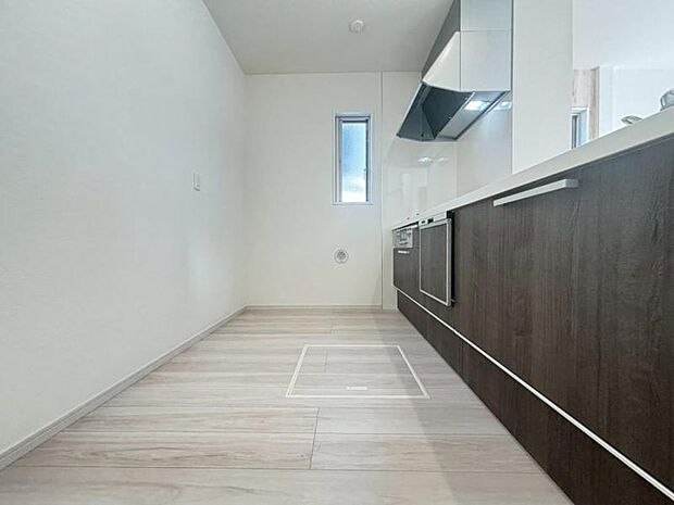 広々としたキッチンスペース。収納力のあるキッチンは料理が捗ります。カップボートや冷蔵庫を置いても十分なスペースができます。