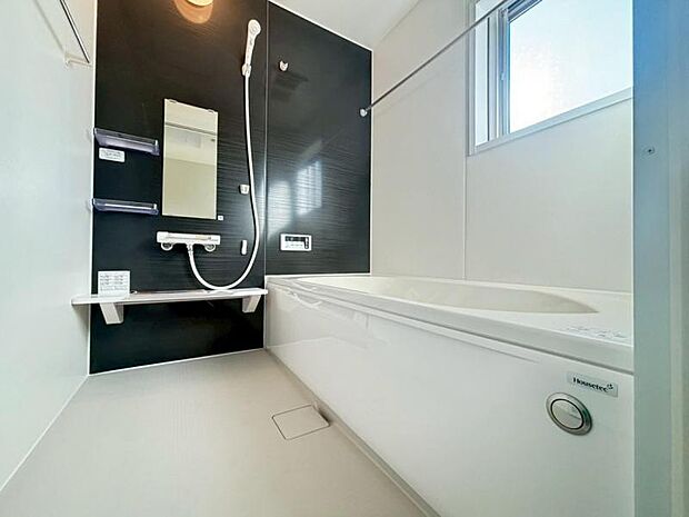 1坪タイプのゆったりとした浴室で寛ぎのお風呂時間を。雨のお洗濯に威力を発揮する「浴室換気乾燥機」完備。