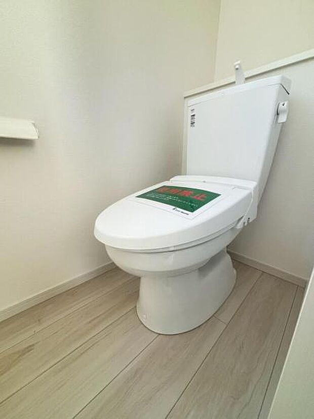 清潔感溢れるトイレ。落ち着いた空間で安らぎのひとときをお過ごしいただけます。