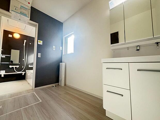 清潔感と機能性を備え、一日の始まりと終わりを心地よく演出してくれるパウダールームです。