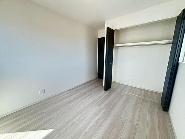 家族個々の安らぎの空間。誰もが好みで飾れるシンプルな室内に仕上げてあります。