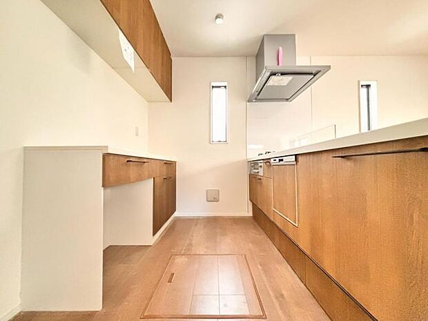 広々とした対面式キッチンスペース。食洗機と浄水器が付き、収納力もあるキッチンはお料理が捗ります。