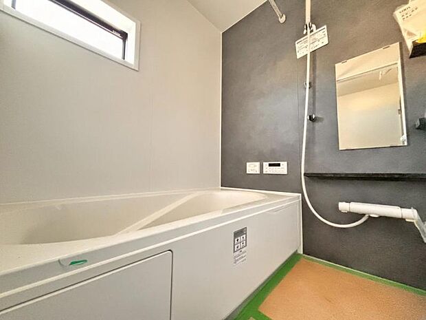 小窓がある浴室。凹凸が少ない汚れの付き辛くお掃除が楽な仕様となっており、浴室乾燥機も付いているので雨の日の洗濯も可能です。