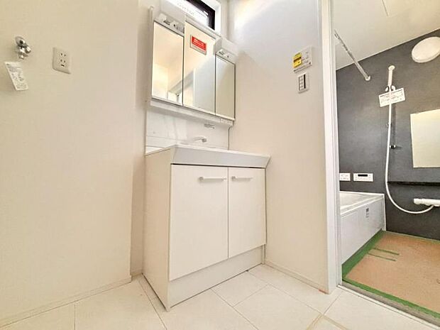 清潔感と機能性を備え、一日の始まりと終わりを心地よく演出してくれるパウダールームです。