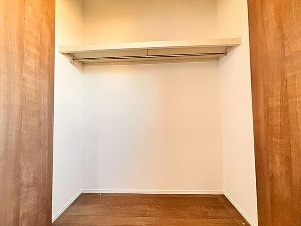 各部屋に備えられたクローゼット。普段使わないものなども収納可能ですので、居室を広く使うことが出来ます。