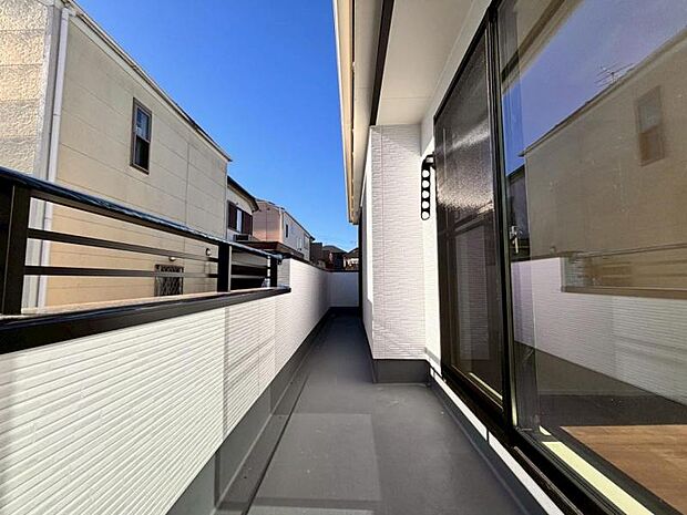 太陽の光と共存するライトカラーのバルコニー。2部屋をまたぐ広さは、梅雨時の貴重な晴れの日もまとめて干せる程の余裕があります。