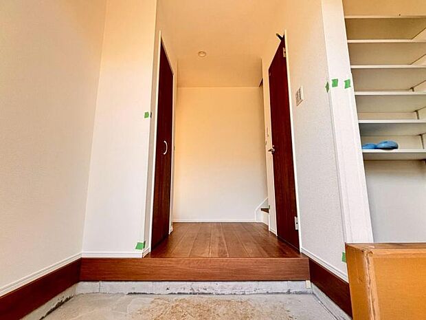 広々とした玄関で大切なお客様をお出迎え。明るく気持ちの良い玄関は気持ちが盛り上がります。（2025.12.18撮影）