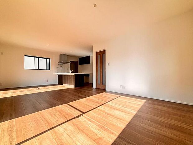 ゆったり20帖の広々リビング。明るさと風が入る窓配置が安らげる空間を演出します。