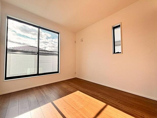 大きな窓からたっぷりと陽光が注がれる明るい空間。リビングで楽しく過ごした後はプライベートな時間を満喫できます。