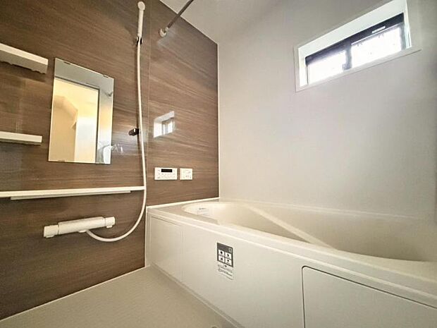 光に照らし出されたバスルーム。広い浴槽にゆっくりと身を沈め深く瞑想をすれば、また新たな活力が膨らんできます。