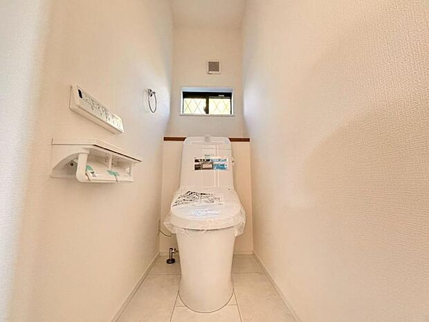 ウォシュレット付きのトイレ。落ち着いた空間で安らぎのひとときをお過ごしいただけます。