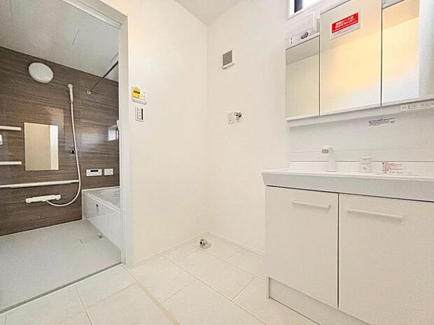 一日の始まりと終わりは洗面化粧台から。清潔感と機能性を備えたパウダールームです。