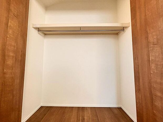 各居室にクローゼットがあり、洋服ダンスなどを置く必要がないのでお部屋を広く使えます。