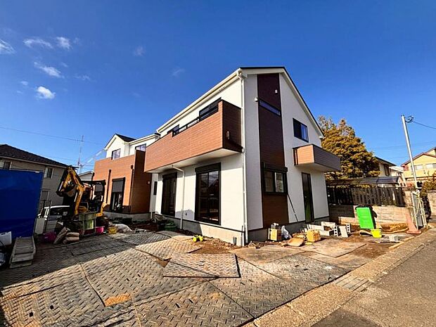 ご両親や友人・知人が訪ねてきても大丈夫。駐車スペース2台分（車種による）を確保してあります。（2025.12.18撮影）