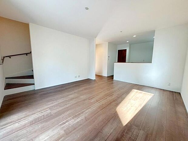 LDK16.8帖 動線を繋ぐリビングイン階段で開放的な室内に挨拶の声が元気に響きます。