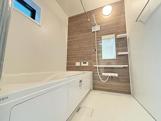 1日の疲れを癒してくれる広々とした浴室は癒しの空間。雨のお洗濯に威力を発揮する「浴室換気乾燥機」完備。