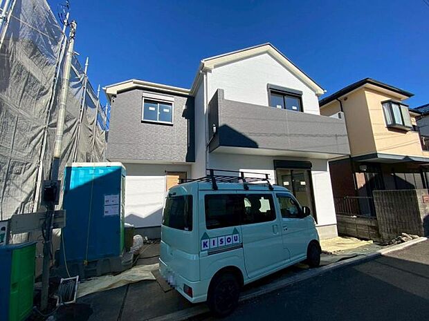 上星川駅から徒歩13分の立地。街に溶けこみ美しい景観を生み出すこの邸宅は、採光や風通しまで考え抜いて造りあげました。（2025.12.15撮影）