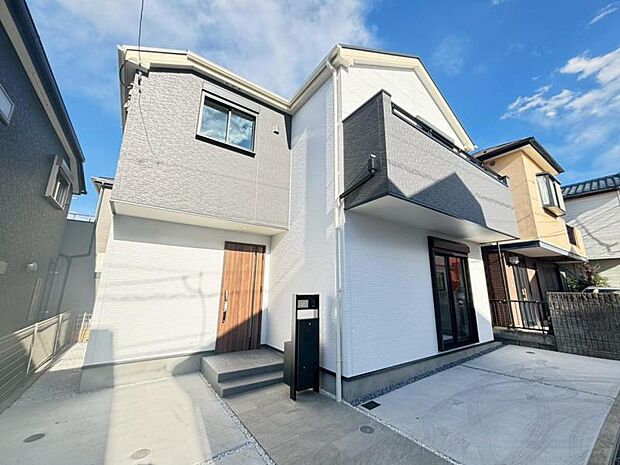 陽光に映し出される外壁が美しい。暮らす家族を、訪ねてくる友人知人を楽しませてくれる外観です。