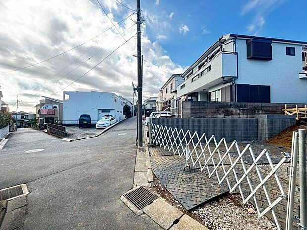 前面道路は約4mございますので、毎日のお車の出し入れもストレスなく行えます。(2025.12.18撮影)