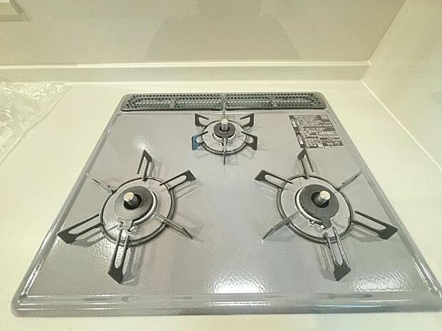 料理の幅を拡げてくれる三口コンロの使いやすいシステムキッチンを採用。（2026.2.3撮影）