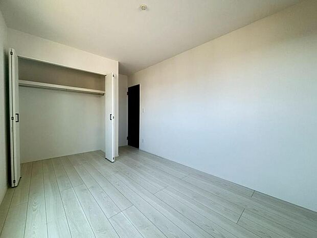 洋室6.5帖　日々の疲れを癒してくれる主寝室。自由度が高いので家具のレイアウトでお好みの空間を創りだせます。（2026.2.3撮影）