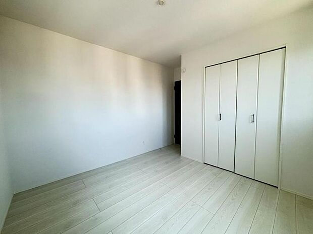 洋室6.0帖　充分な収納スペースを確保。居室内に余計な家具を置く必要がないので、シンプルですっきりとした暮らしが実現しています。（2026.2.3撮影）