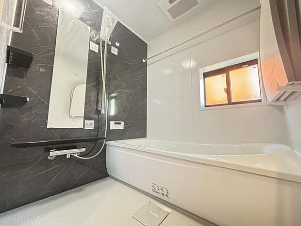 1日の疲れを癒し、快適に過ごして頂くためにゆったりサイズのバスタブを用意しました。浴室乾燥機付きで雨の日の洗濯も可能です。（2026.2.3撮影）