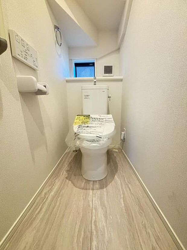 換気と明るさに配慮した、清潔感のあふれるトイレです。落ち着いた空間で安らぎのひとときをお過ごしいただけます。（2026.2.3撮影）
