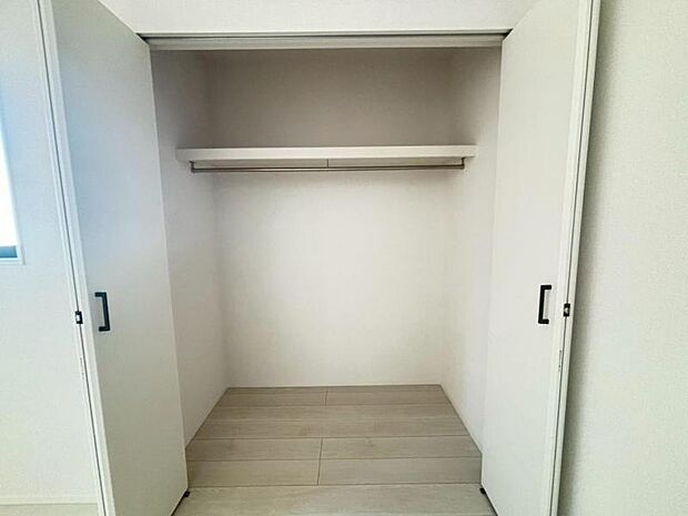 各居室にクローゼットがあり、洋服ダンスなどを置く必要がないのでお部屋を広く使えます。（2026.2.3撮影）