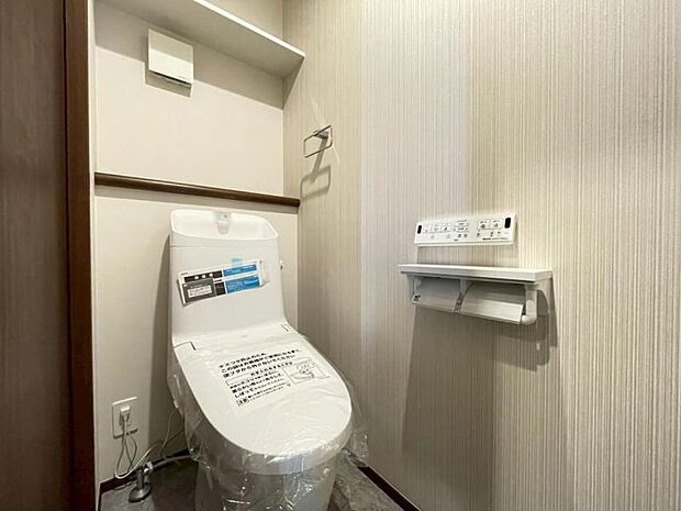 棚付きの2連ペーパーホルダー付き。予備がある安心感と上部に小物を置ける便利さを兼ね備えています。