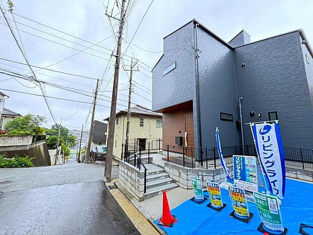 建物につながる駐車スペース。重いものの、荷物の出し入れも安心です。