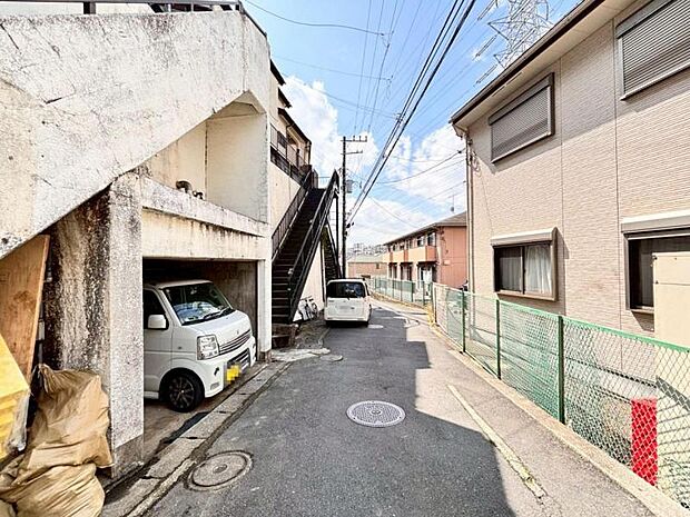 前面道路は約4ｍございますので、毎日のお車の出し入れもストレスなく行えます。（2026年3月撮影）