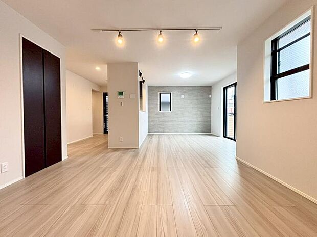 ゆったり19帖の広々リビング。明るさと風が入る窓配置が安らげる空間を演出します。