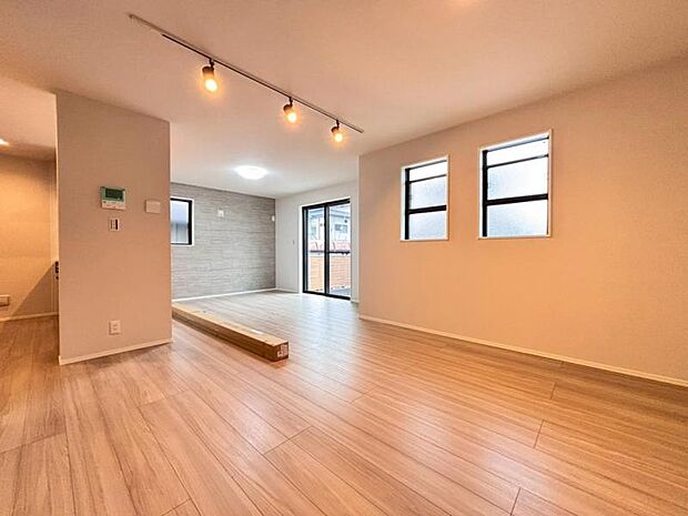 光と風があふれる開放的なリビングダイニングには、自然と家族みんなが集まってきます。