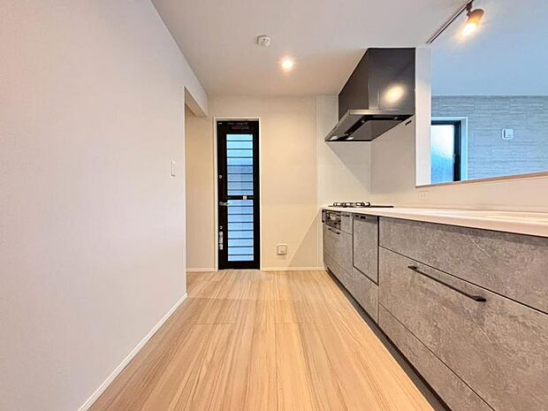 上質な温かみを持つカラーを基調とした清潔感のあるキッチン。使い勝手の良い設備のキッチンで効率よくお料理ができます。