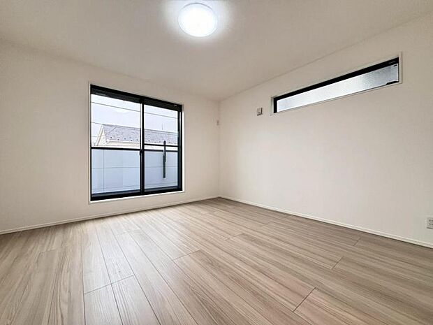 大きな窓からたっぷりと陽光が注がれる明るい空間。日々の疲れを癒してくれる主寝室。