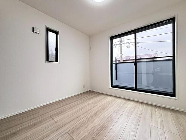 窓からたっぷりと陽光が注がれる、明るく快適なプライベート空間となっています。