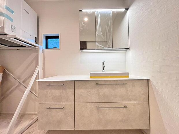 一日の始まりと終わりを心地よく演出してくれるパウダールーム。ワイドな洗面台は収納力もあり、いつでもすっきりとした洗面室に。