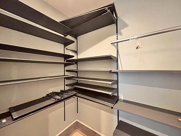 玄関は収納豊富なシューズクローゼットも完備。雑多な玄関でなくスッキリ空間としての家の顔にできるよう設計しました。