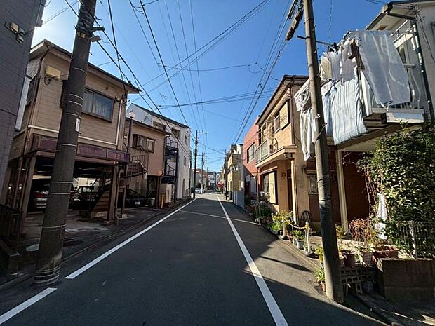 前面道路は約7.9mございますので、毎日のお車の出し入れもストレスなく行えます。(2025.11.24撮影)